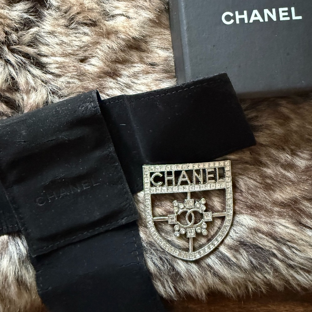 Brooch cc look alike